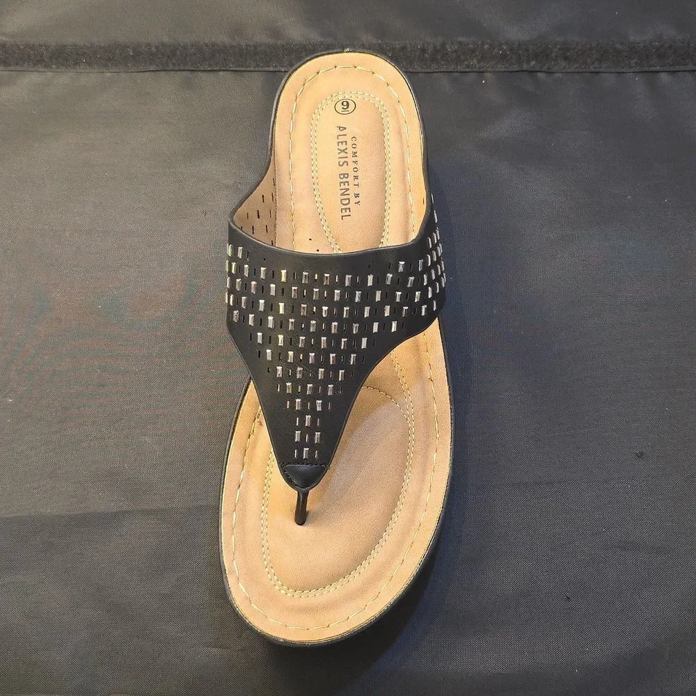 BRAND NEW COMFORT BY ALEXIX BENDEL JEWEL DESIGN THONG WEDGE WOMENS SANDAL